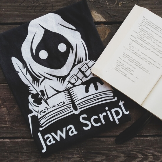 Koszulka "Jawa Script" dla programistów i miłośników filmów – kreatywny nadruk z JavaScriptem, połączenie technologii i pasji do kina.