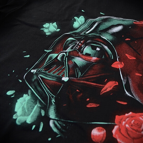 Koszulka z Lordem Vaderem w kwiatowym wzorze "Dark Side of the Bloom" z motywem Star Wars, idealna dla fanów ciemnej strony mocy i kwiatowych nadruków.