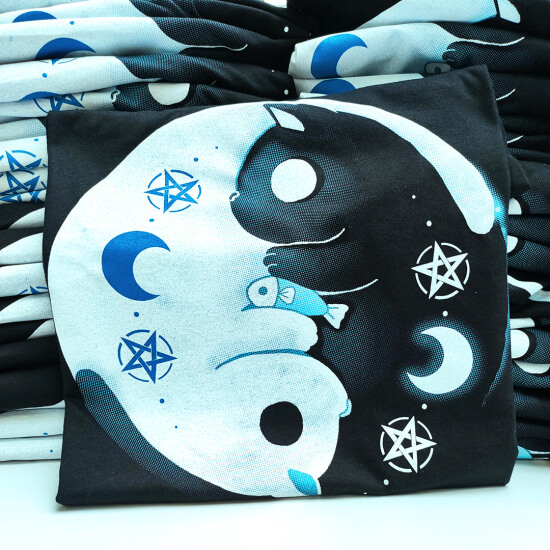 Koszulka z kotami w stylu Yin Yang.
