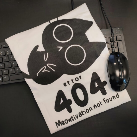 Koszulka z kotem, który nie ma motywacji do działania. zabawny napis: błąd 404-motywacja nieodnaleziona.