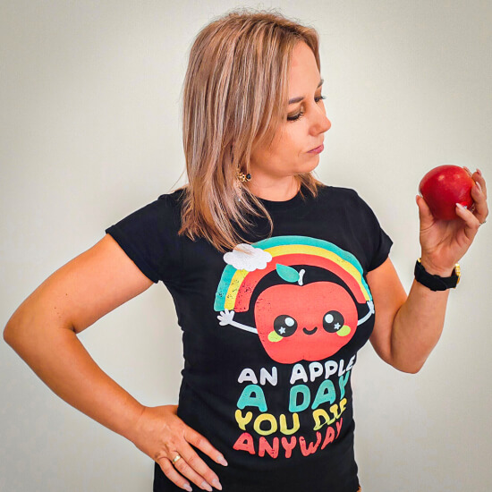 Zabawna koszulka z czerwonym jabłuszkiem