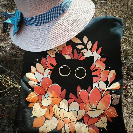 koszulka z zabawnym, czarnym kotem w pomarańczowych kwiatach. Kot szpieg.