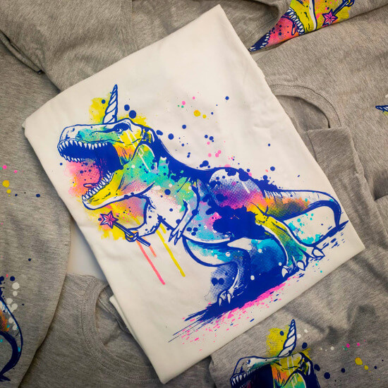 Koszulka z fantastycznym dinozaurem-jednorożcem, w akwarelowych barwach. T-shirt z dinozaurem Rexem.