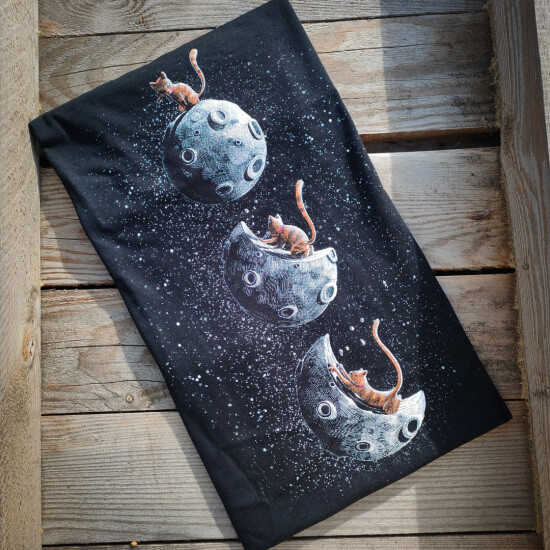 Koszulka z kotami drapiącymi księżyc.
