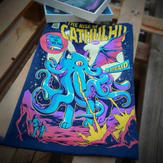 Zabawna koszulka przedstawiająca Cthulhu w postaci kota.