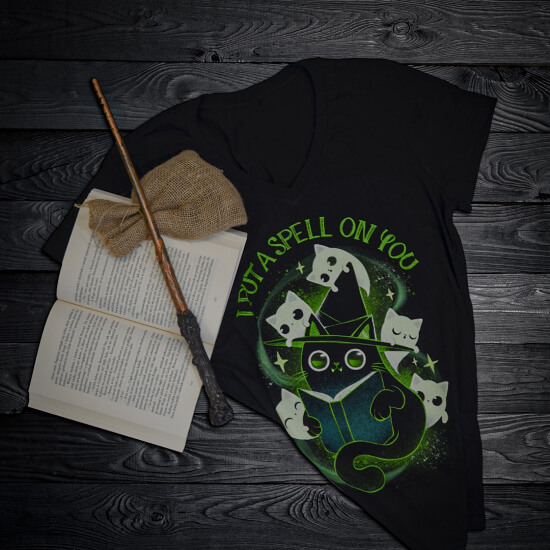 Koszulka z kotem czarodziejem i napisem I put a spell on you – magiczny nadruk dla fanów fantasy