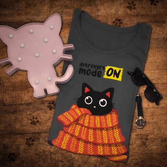 koszulka z Kotkiem owiniętym ciepłym szaliczkiem.
