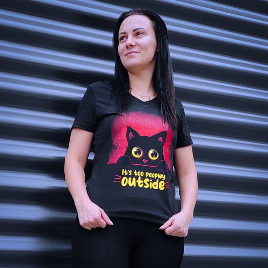 Funny t-shirt with a scared kitty.