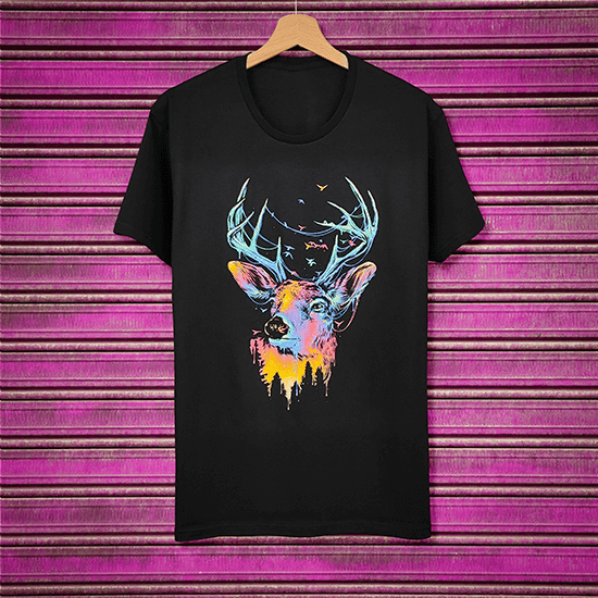 Koszulka z kolorowym, artystycznym jeleniem.