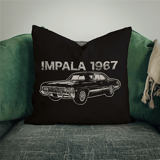 Poszewka na poduszkę z unikatowym autem w stylu retro. Poszewka na poduszkę z demoncem mocy i prędkości- IMPALA.