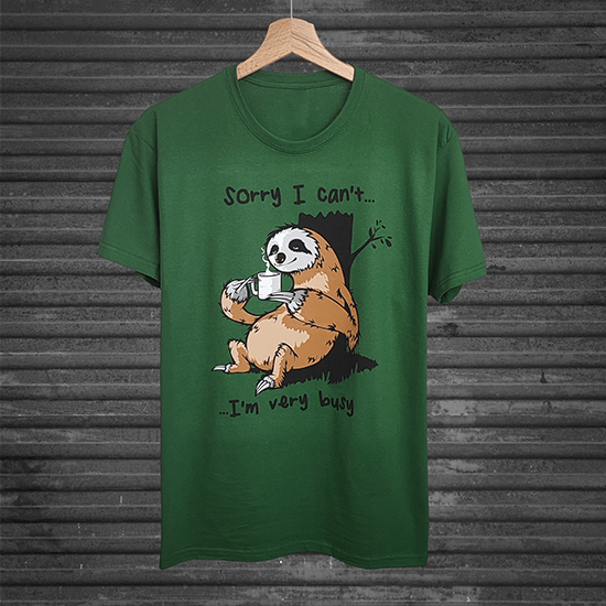 Zabawna koszulka z zajętym leniwcem.