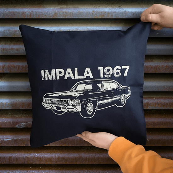 Poszewka na poduszkę z unikatowym autem w stylu retro. Poszewka na poduszkę z demoncem mocy i prędkości- IMPALA.