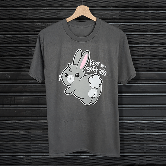Koszulka z napisem "Bunny Soft Ass" – zabawna koszulka z króliczkiem, idealna dla fanów lekkiego humoru i zwierząt