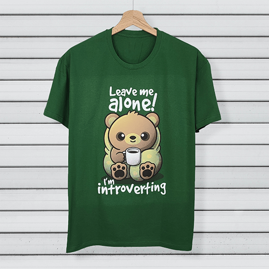 Koszulka z niedźwiedziem. Koszulka z introwertycznym niedźwiedziem