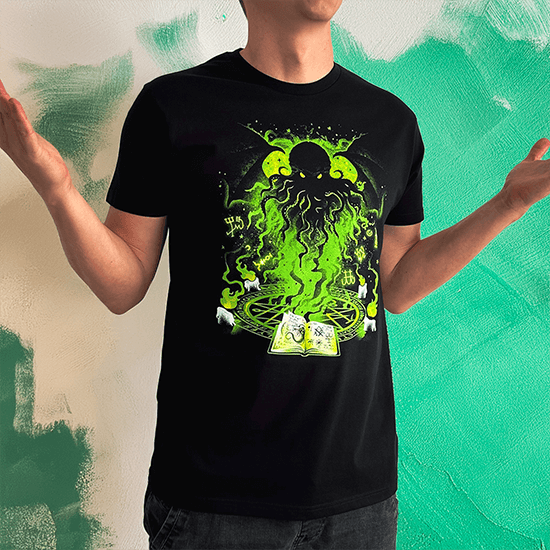 „Koszulka z Cthulhu – mroczny nadruk inspirowany mitologią Lovecrafta i okultystycznym rytuałem”