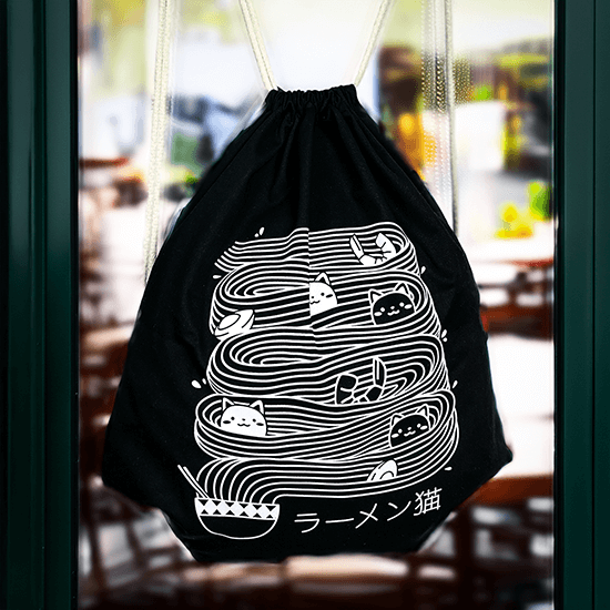 worek z kotami i makaronem ramen