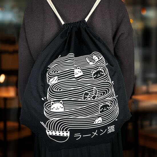 worek z kotami i makaronem ramen