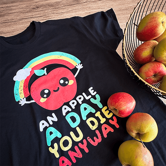 Koszulka z jabłkiem i ironicznym napisem An apple a day – you die anyway, idealna dla fanów czarnego humoru