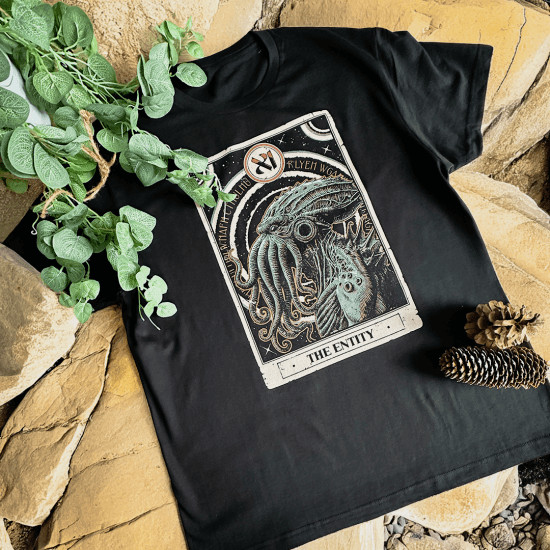 Koszulka z Cthulhu w stylu karty tarota – mistyczny motyw z Lovecrafta.