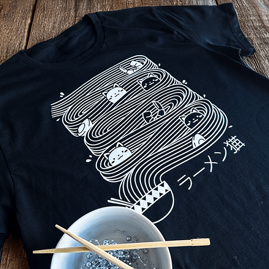 Koszulka koci ramen w japońskim stylu.
