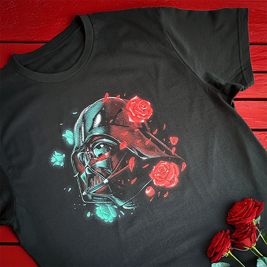 Koszulka "Dark Side of the Bloom" – Lord Vader w otoczeniu kwiatów, dla tych, którzy kochają Star Wars i oryginalne połączenia.