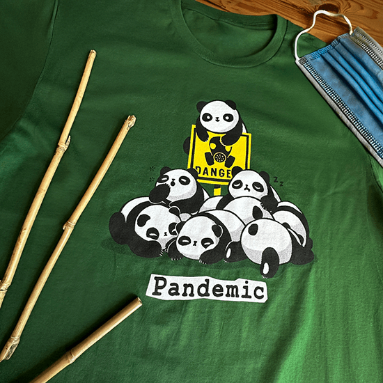 Koszulka z pandami i napisem "Cute Pandemia" – dla tych, którzy chcą rozświetlić dzień uroczymi zwierzakami w czasie trudnych chwil.