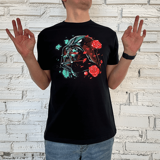 Koszulka "Dark Side of the Bloom" z Lordem Vaderem – połączenie mocy Ciemnej Strony i kwiatowego motywu.