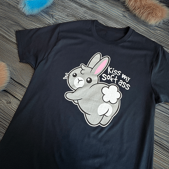 Koszulka z zabawnym króliczkiem i napisem "Bunny Soft Ass" – lekki, humorystyczny motyw na każdą okazję.
