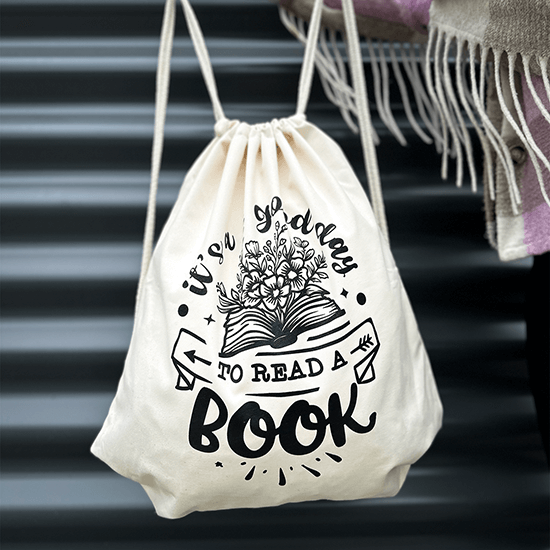 Worek bawełniany z nadrukiem otwartej książki i napisem GOOD DAY TO READ, idealny dla miłośników literatury, książkoholików i fanów czytania, doskonały na zakupy lub do biblioteki
