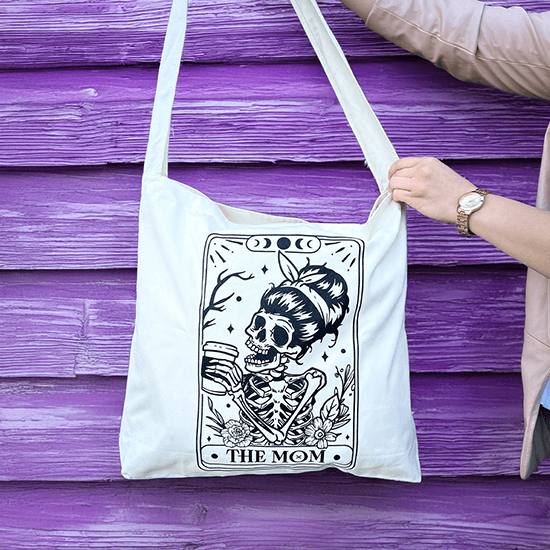 Stylowa torba bawełniana z nadrukiem The Tarot Mom – idealna dla mam kochających ezoterykę, magię i karty tarota, praktyczna na co dzień i wyjątkowa jak wróżba z gwiazd, torba dla mamy