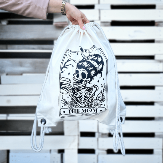 Torba z nadrukiem mamy kościotrupa pijącej kawę w stylu tarota, artystyczny i oryginalny design dla miłośniczek kawy i mistycyzmu.