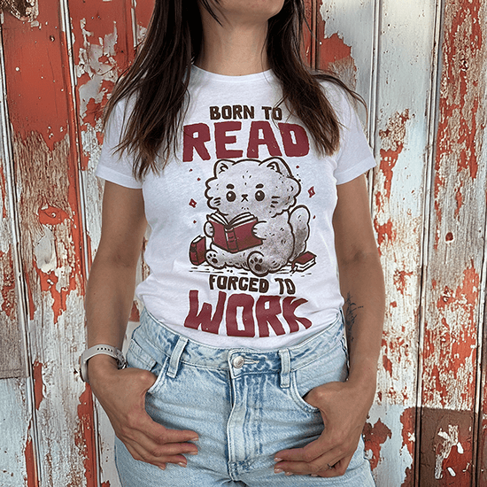 Koszulka z kotem i napisem Born to read, forced to work – dla książkoholików z poczuciem humoru.