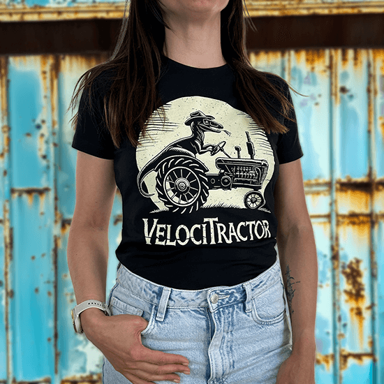 Koszulka z dinozaurem jadącym traktorem – zabawny wzór Velocitraktor dla fanów prehistorii i humoru.