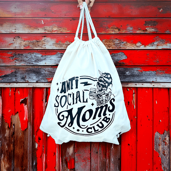 Worek z motywem kościotrupa trzymającego kawę i napisem "Anti Social Moms Club". Idealny dla mam, które cenią sobie poczucie humoru i indywidualność.
