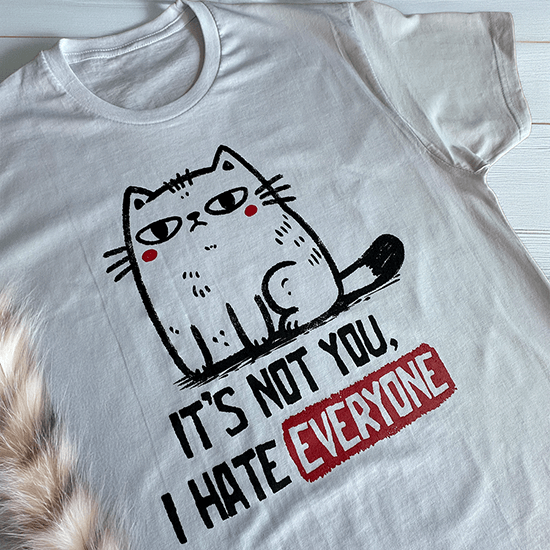 Zabawna koszulka z kotem i napisem It’s Not You, I Hate Everyone – idealna dla osób, które kochają koty i humorystyczne hasła