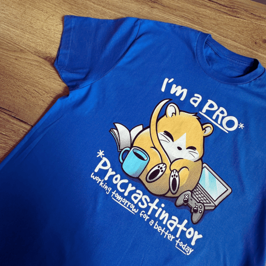 Koszulka z uroczą myszką z napisem "I"m procrastinator" – zabawny nadruk dla mistrzów odkładania wszystkiego na później.
