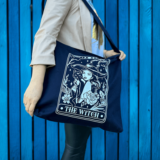 „Torba z nadrukiem czarownicy w stylu tarota z napisem The Witch Tarot Card, tajemniczy i artystyczny design dla miłośniczek magii.
