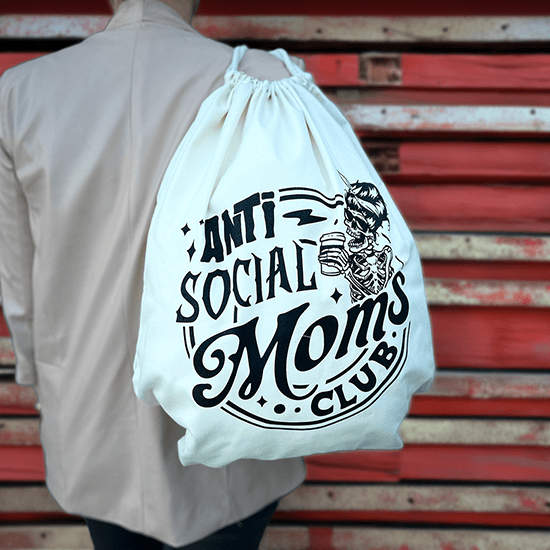 Worek z nadrukiem kościotrupa trzymającego kubek kawy i napisem Anti Social Moms Club – idealny dla mam, które kochają ciszę, kawę i czarny humor
