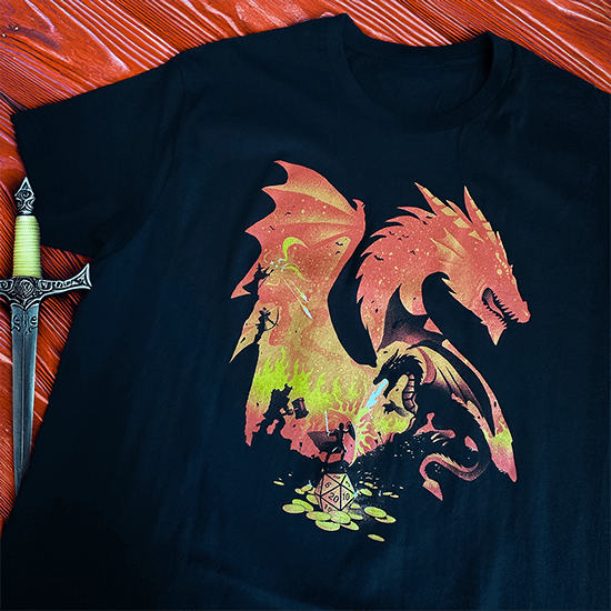 Koszulka z nadrukiem smoka i napisem Fantasy Flames – odzież dla miłośników przygód.