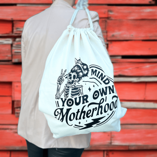 Worek z nadrukiem szkieletu mamy  i napisem „Mind Your Own Motherhood” – sarkastyczny plecak z przesłaniem, idealny dla mam z dystansem i poczuciem humoru, praktyczny worek na co dzień