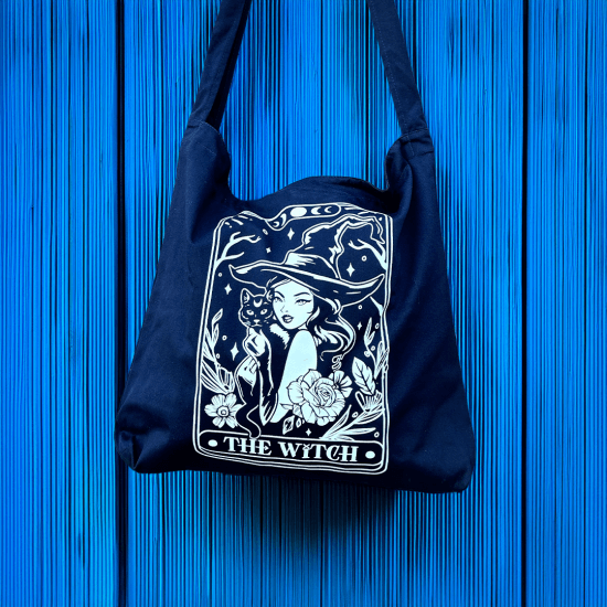 Torba z nadrukiem czarownicy w stylu tarota z napisem The Witch Tarot Card, przedstawiająca magiczny i tajemniczy motyw idealny dla fanek ezoteryki i sztuki