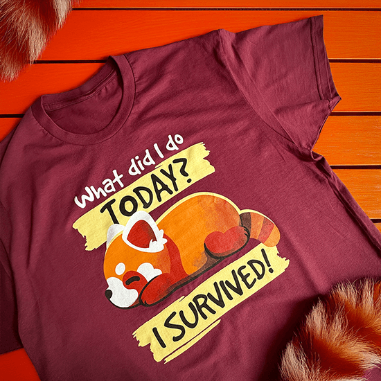 T-shirt z czerwoną pandą i napisem „What did I do today? I survived” – idealny prezent dla introwertyków i tych, co przetrwali dzień