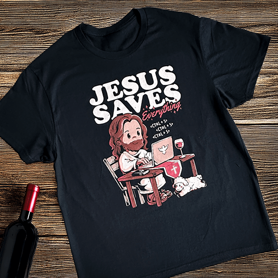 Zabawna koszulka z Jezusem pracującym przy laptopie, na której widnieje napis "Kesus Saves Everything" — idealna dla miłośników technologii, memów i lekkiego, humorystycznego podejścia do życia