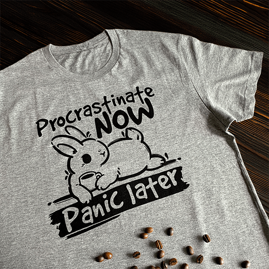 Koszulka z królikiem pijącym kawę i napisem procrastinate now panic later – zabawny nadruk dla fanów leniwego stylu życia i czarnego humoru