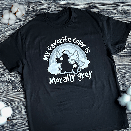 Koszulka fantasy z jednorożcem i ironicznym napisem My favorite color is morally grey – idealna dla fanów magii i mrocznego humoru