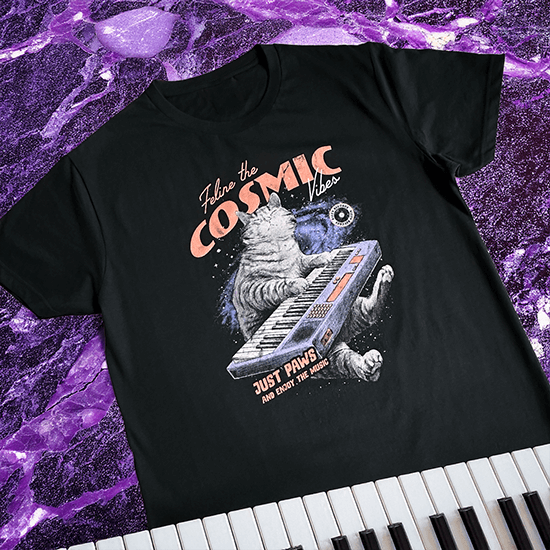 koszulka z kotem grającym na keyboardzie i napisem Cosmic Vibes – kosmiczny motyw muzyczny z zabawnym kotem i retro klimatem
