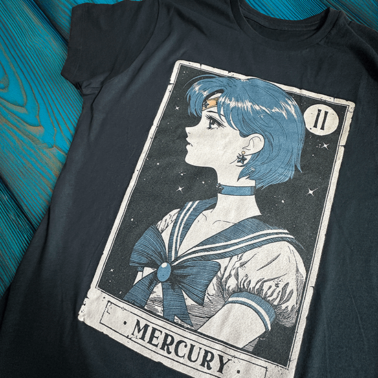Koszulka z nadrukiem inspirowanym kartą tarota przedstawiającą czarodziejkę z Merkurego – mistyczny i artystyczny design łączący symbolikę astrologii i magii, idealny dla fanów tarota i ezoteryki.