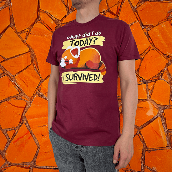 Koszulka z zabawnym napisem i uroczą czerwoną pandą – „What did I do today? I survived” – styl na każdy dzień
