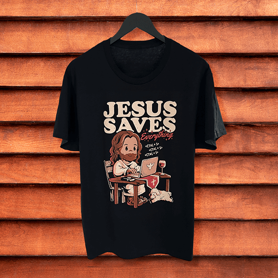 Koszulka z zabawnym nadrukiem Jezusa siedzącego przy biurku z laptopem, z napisem "Kesus Saves Everything". Idealna dla fanów memów, technologii i humorystycznego podejścia do codziennych problemów.