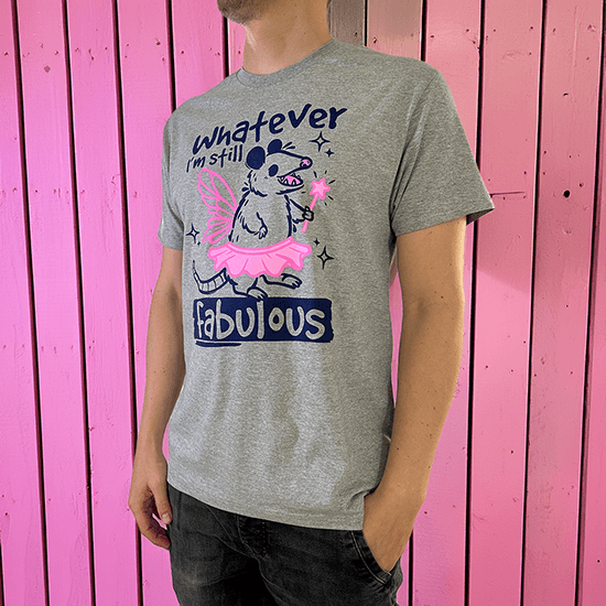 T-shirt z zabawnym oposem w fantazyjnym stroju i pewnym siebie hasłem